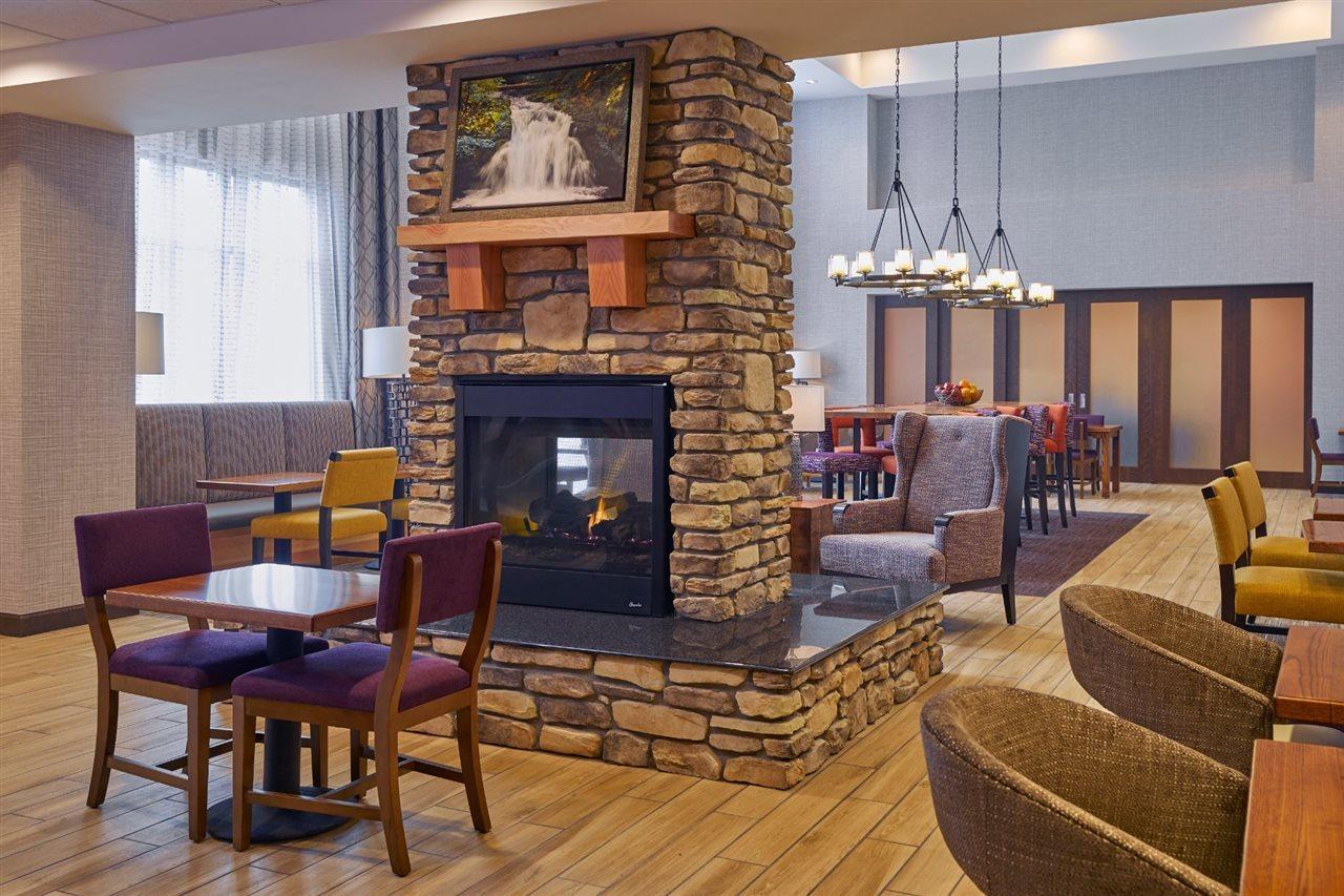Hampton Inn & Suites Роузберг Экстерьер фото
