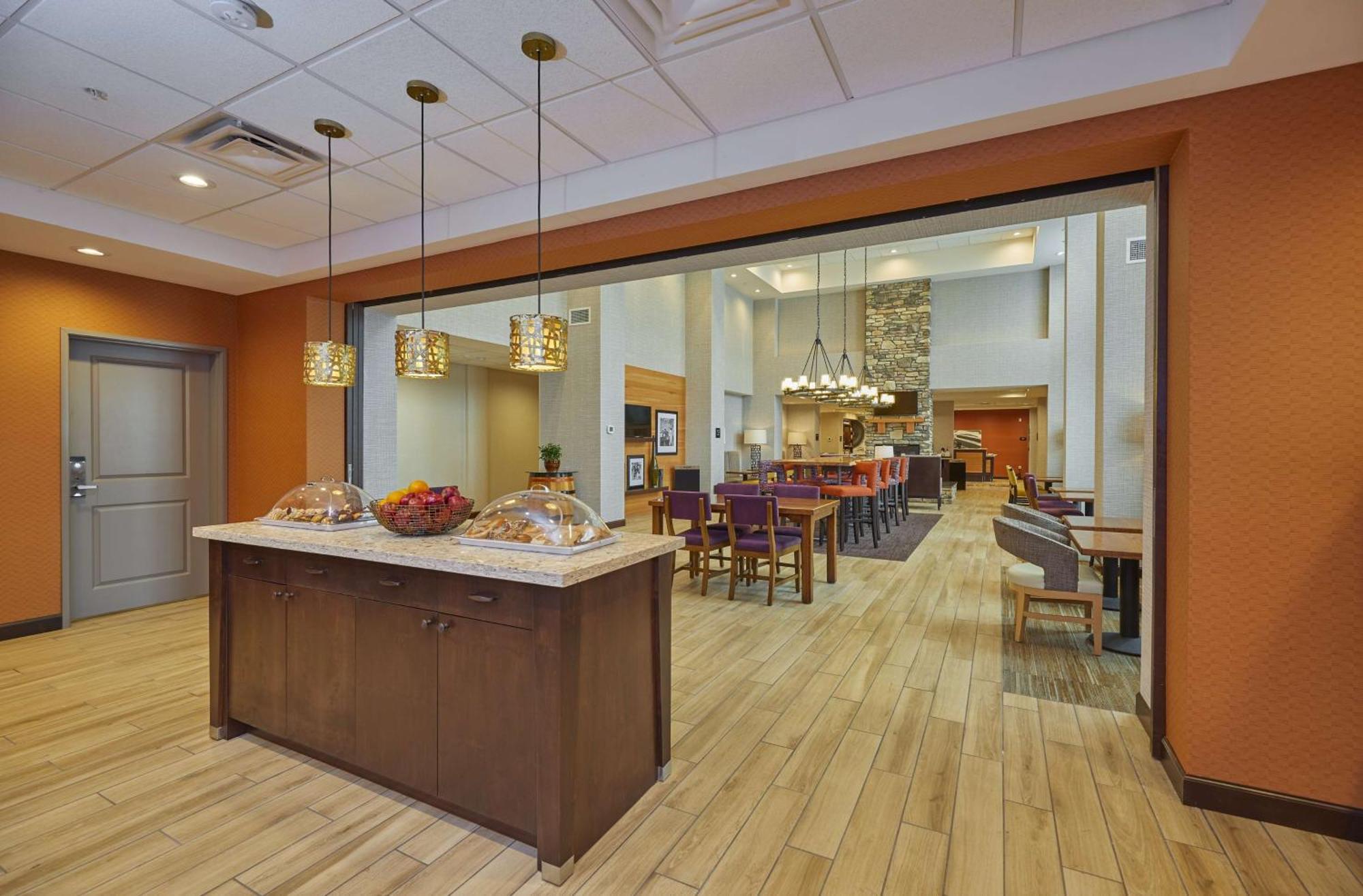 Hampton Inn & Suites Роузберг Экстерьер фото