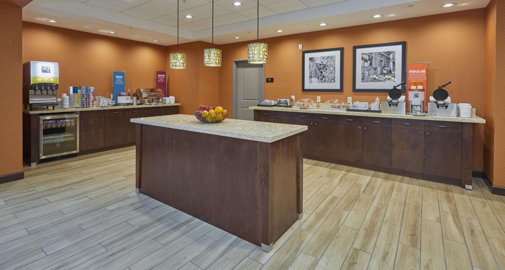 Hampton Inn & Suites Роузберг Экстерьер фото