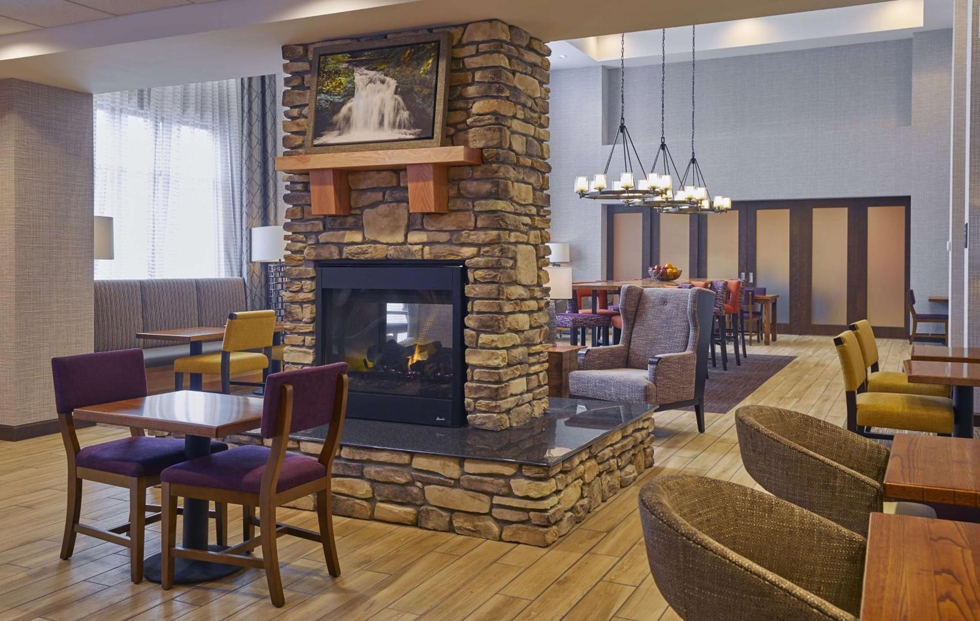 Hampton Inn & Suites Роузберг Экстерьер фото