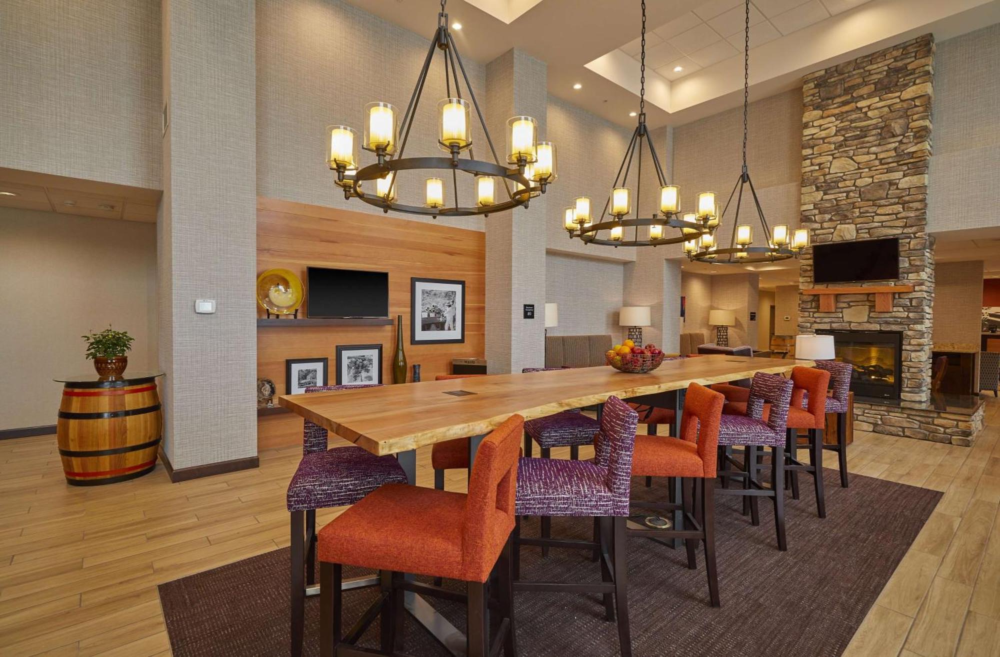 Hampton Inn & Suites Роузберг Экстерьер фото